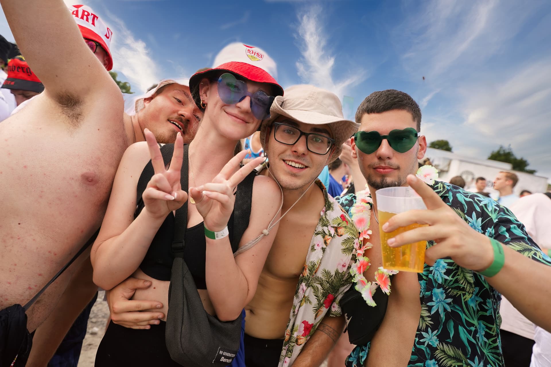 Gruppe feiernder Gäste mit Sonnenbrillen und Bier bei Mallorca Total